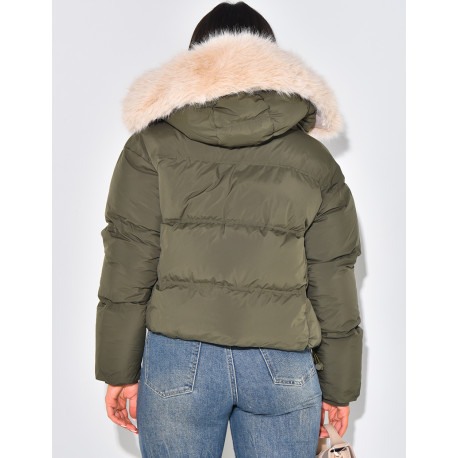 Kurze Daunenjacke mit Fellkapuze