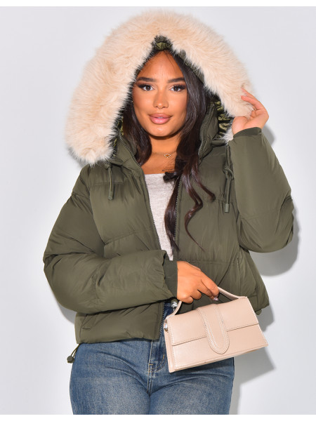 Kurze Daunenjacke mit Fellkapuze