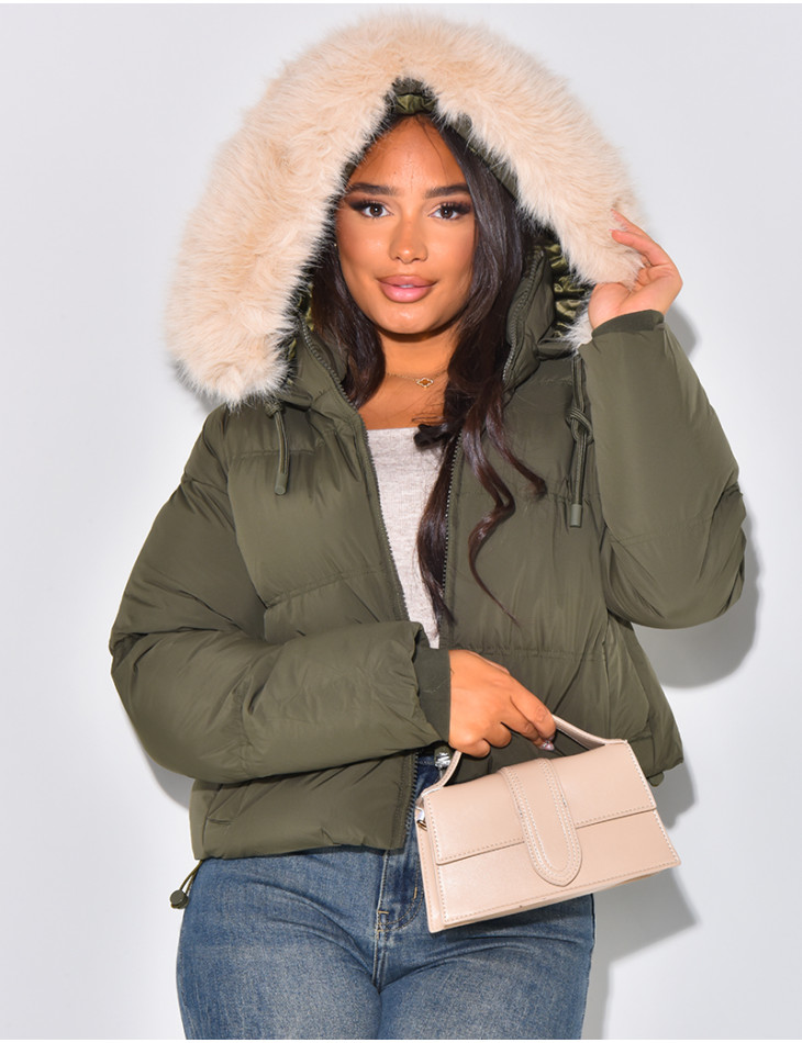 Kurze Daunenjacke mit Fellkapuze