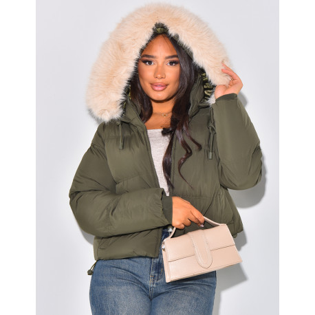 Kurze Daunenjacke mit Fellkapuze