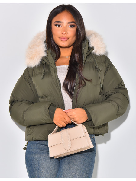Kurze Daunenjacke mit Fellkapuze
