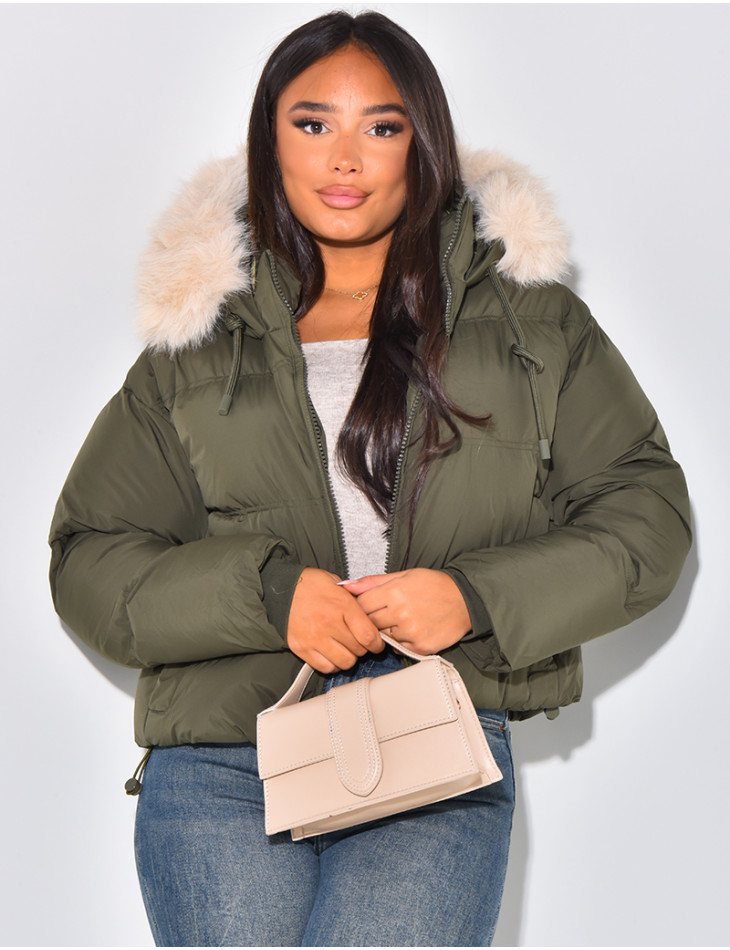 Kurze Daunenjacke mit Fellkapuze