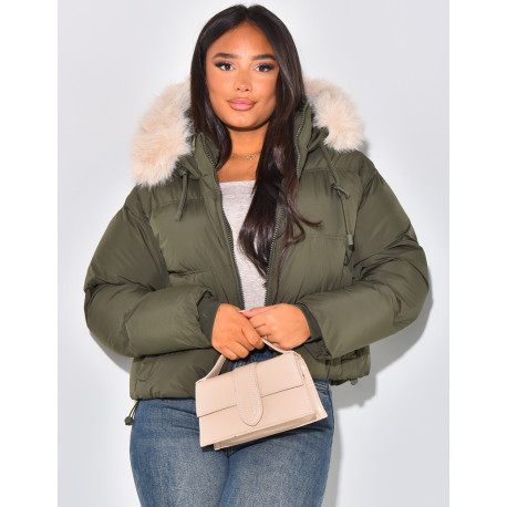 Kurze Daunenjacke mit Fellkapuze