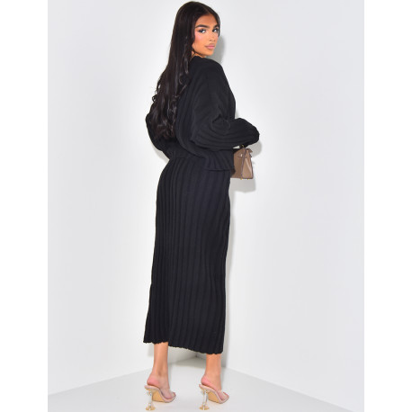 Long skirt and v-neck jumper in ribbed knitwear