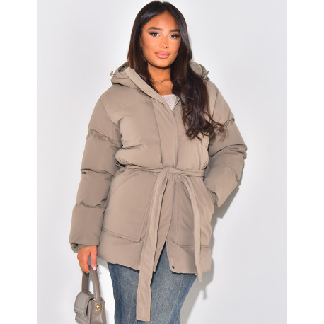 Kurze, taillierte Daunenjacke mit Kapuze