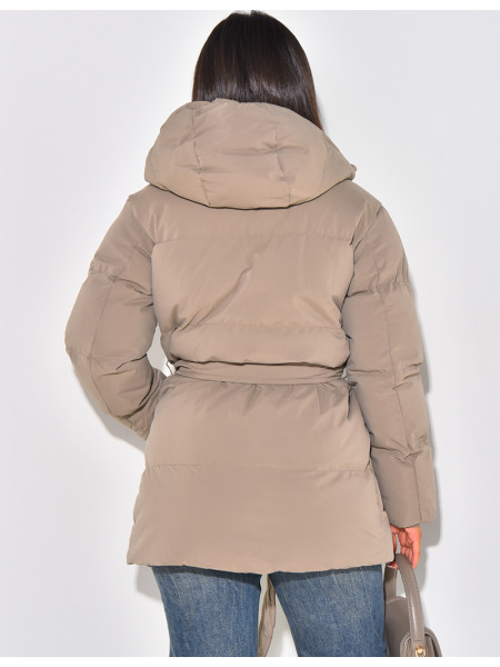 Kurze, taillierte Daunenjacke mit Kapuze