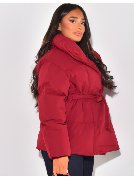 Halblange gesteppte Daunenjacke mit Bindegürtel