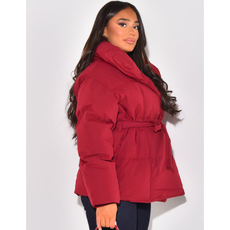 Halblange gesteppte Daunenjacke mit Bindegürtel
