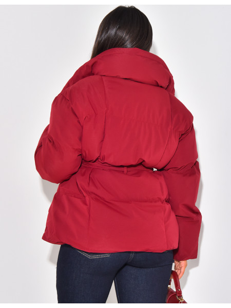 Halblange gesteppte Daunenjacke mit Bindegürtel