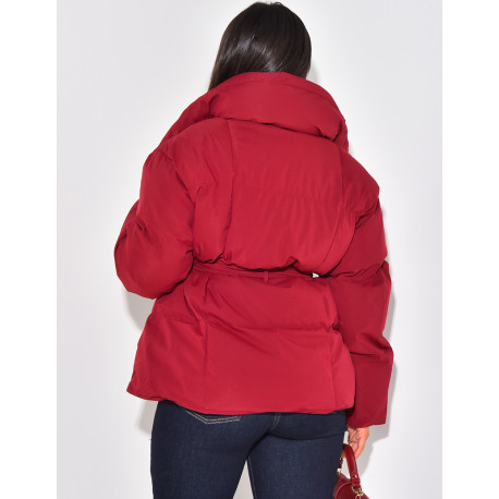 Halblange gesteppte Daunenjacke mit Bindegürtel
