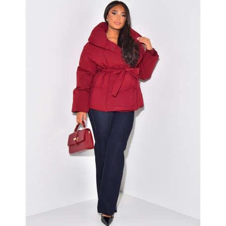 Halblange gesteppte Daunenjacke mit Bindegürtel