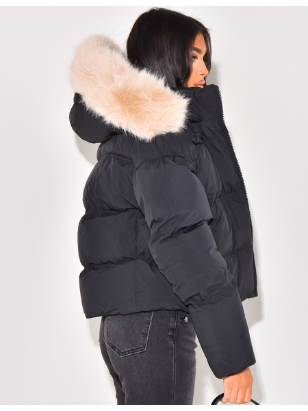 Kurze Daunenjacke mit Fellkapuze