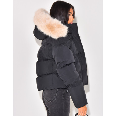 Kurze Daunenjacke mit Fellkapuze
