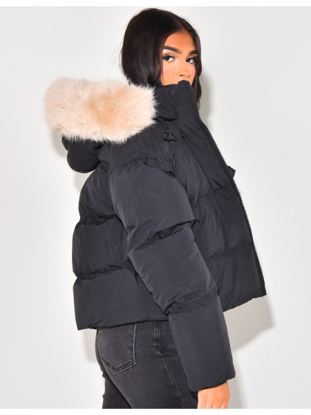 Kurze Daunenjacke mit Fellkapuze