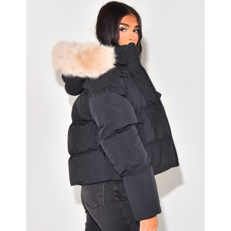 Kurze Daunenjacke mit Fellkapuze