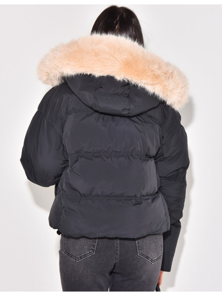 Kurze Daunenjacke mit Fellkapuze