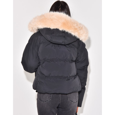 Kurze Daunenjacke mit Fellkapuze