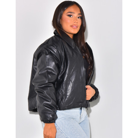 Kurze Jacke aus Lack-Kunstleder