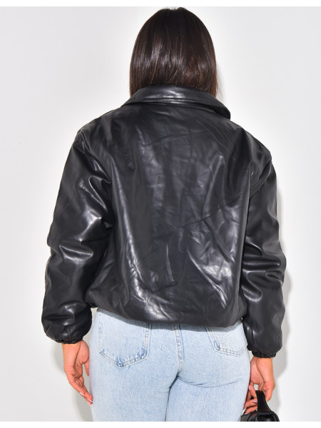 Kurze Jacke aus Lack-Kunstleder