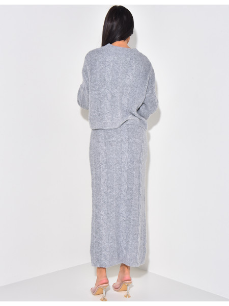 Set aus Rock und kurzem Pullover aus geflochtener Wolle.