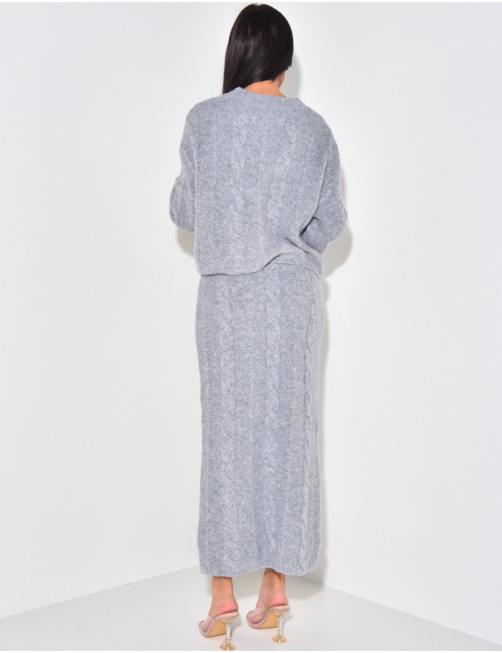 Set aus Rock und kurzem Pullover aus geflochtener Wolle.