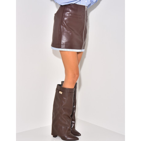 Kurzer Rock aus Kunstleder mit Reißverschluss.