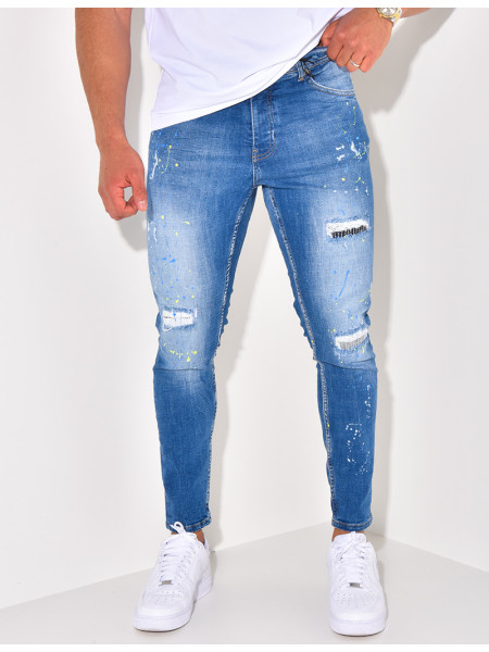 Jeans à tâches de peinture et chaînes