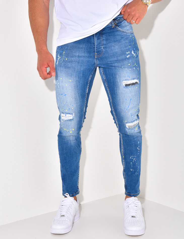 Jeans à tâches de peinture et chaînes