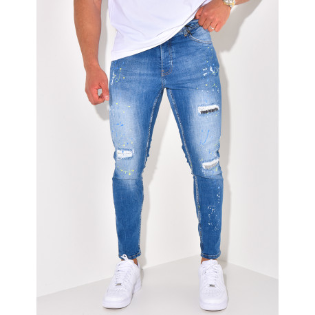Jeans à tâches de peinture et chaînes