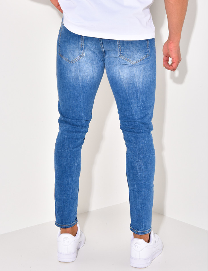 Jeans à tâches de peinture et chaînes