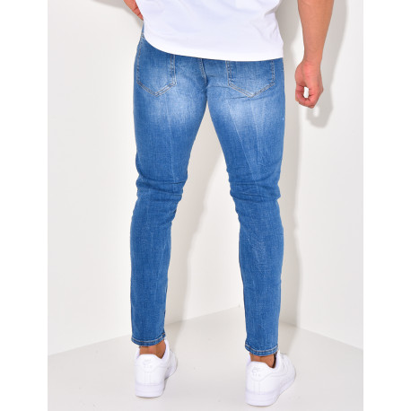 Jeans à tâches de peinture et chaînes