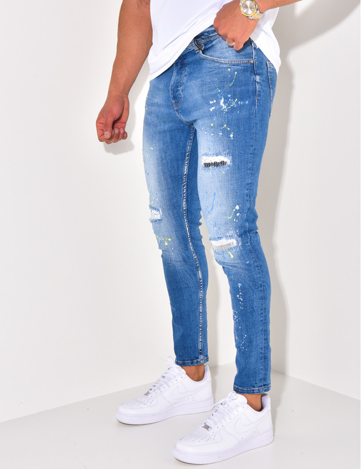 Jeans à tâches de peinture et chaînes