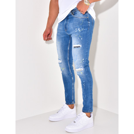 Jeans à tâches de peinture et chaînes
