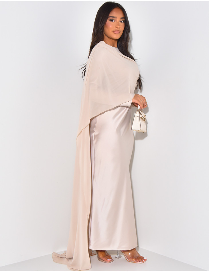 Langes Satinkleid mit Schleier am Ärmel.