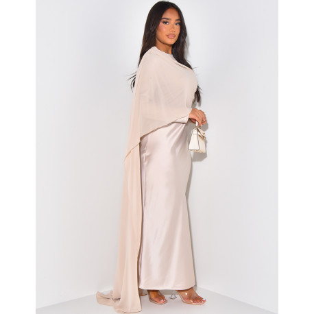 Langes Satinkleid mit Schleier am Ärmel.