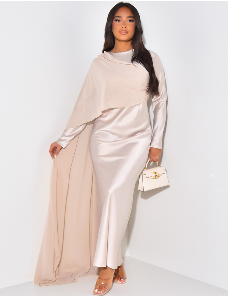 Langes Satinkleid mit Schleier am Ärmel.