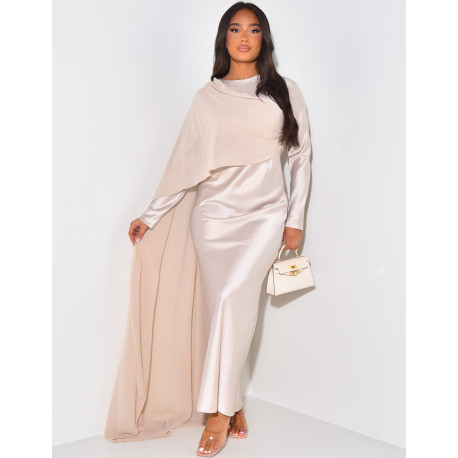 Langes Satinkleid mit Schleier am Ärmel.