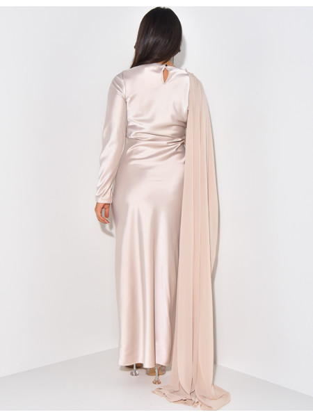 Langes Satinkleid mit Schleier am Ärmel.