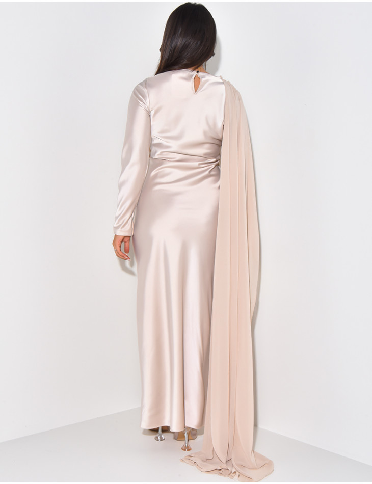 Langes Satinkleid mit Schleier am Ärmel.