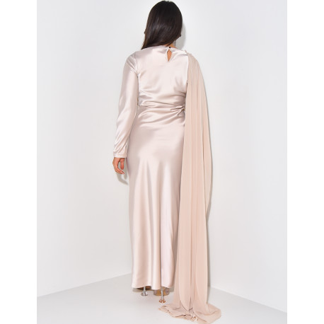 Langes Satinkleid mit Schleier am Ärmel.