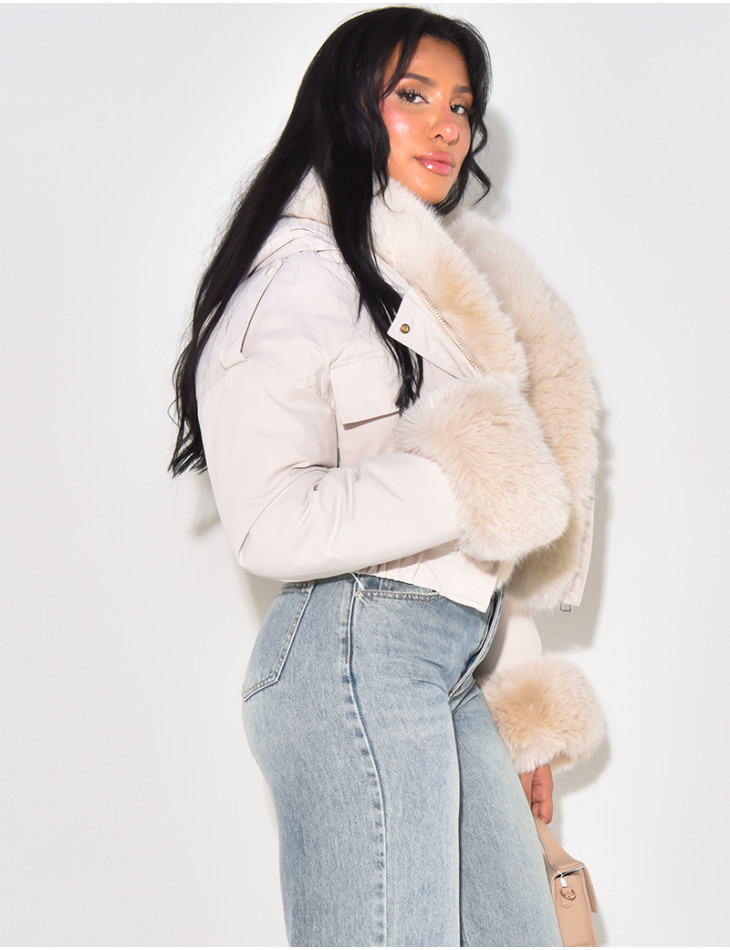 Kurze Daunenjacke mit abnehmbarem Pelz.