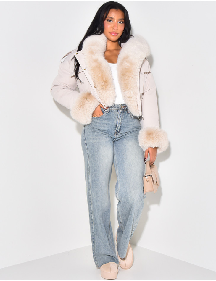 Kurze Daunenjacke mit abnehmbarem Pelz.