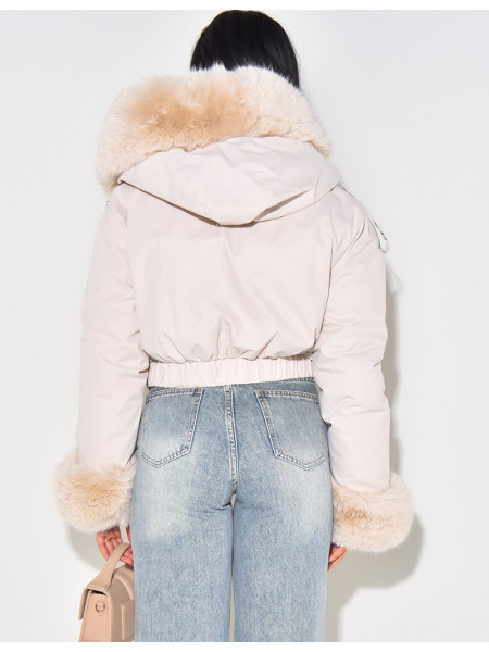 Kurze Daunenjacke mit abnehmbarem Pelz.