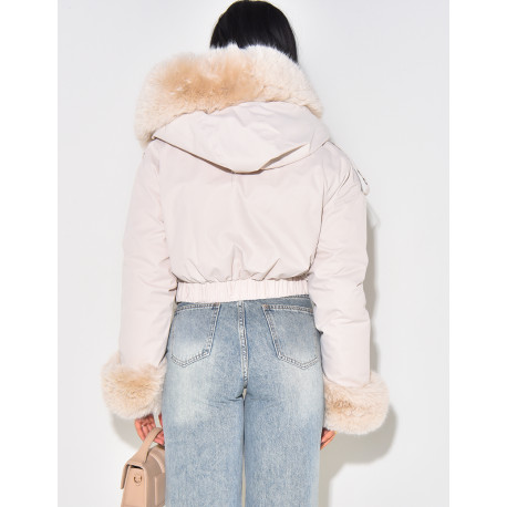 Kurze Daunenjacke mit abnehmbarem Pelz.