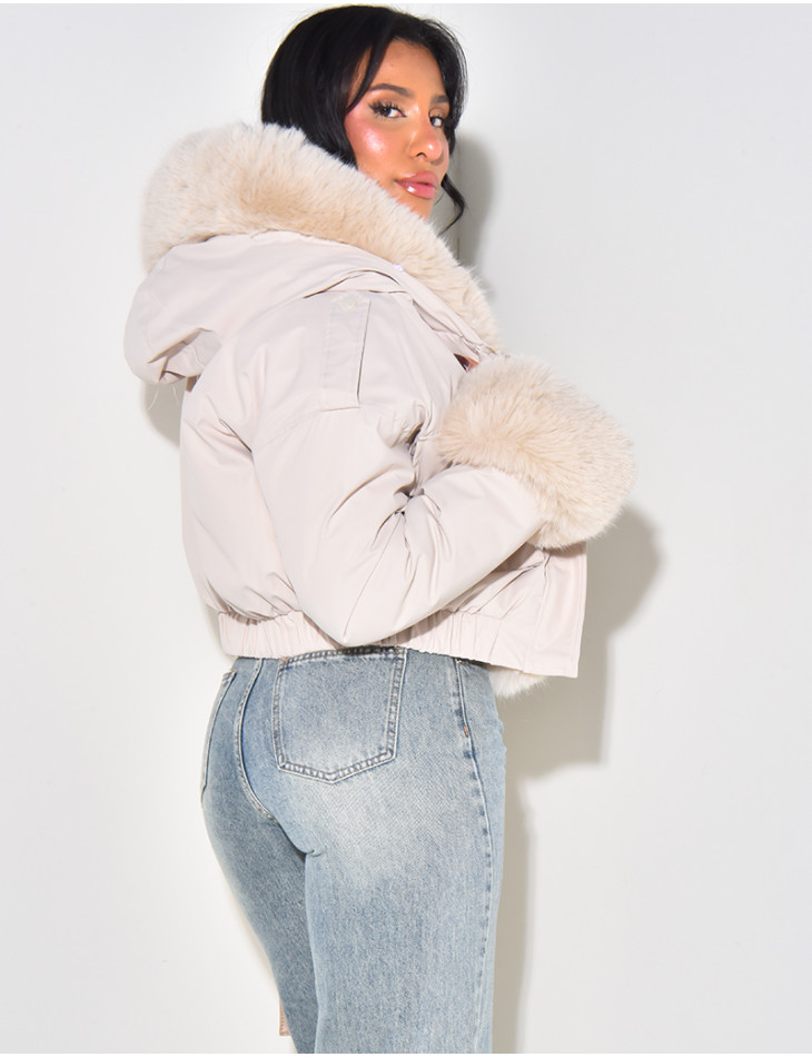 Kurze Daunenjacke mit abnehmbarem Pelz.