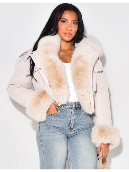 Kurze Daunenjacke mit abnehmbarem Pelz.