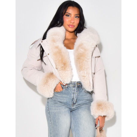 Kurze Daunenjacke mit abnehmbarem Pelz.