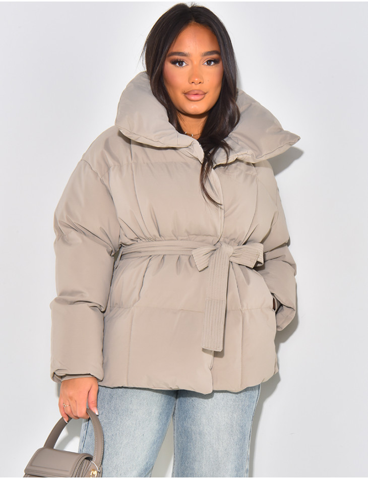 Doudoune mi-longue matelassée avec ceinture à nouer