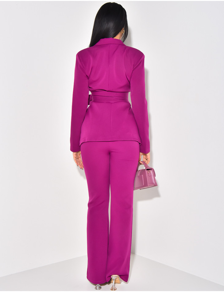 Ensemble de tailleur à ceinture large et pantalon évasé