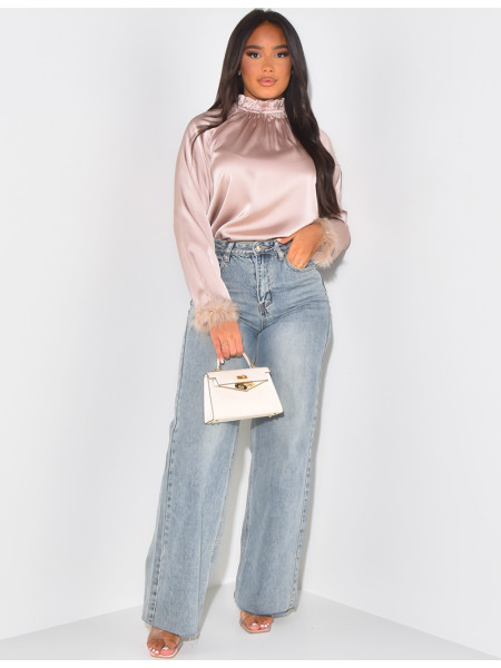 Top aus Satin mit Federn an den Ärmeln